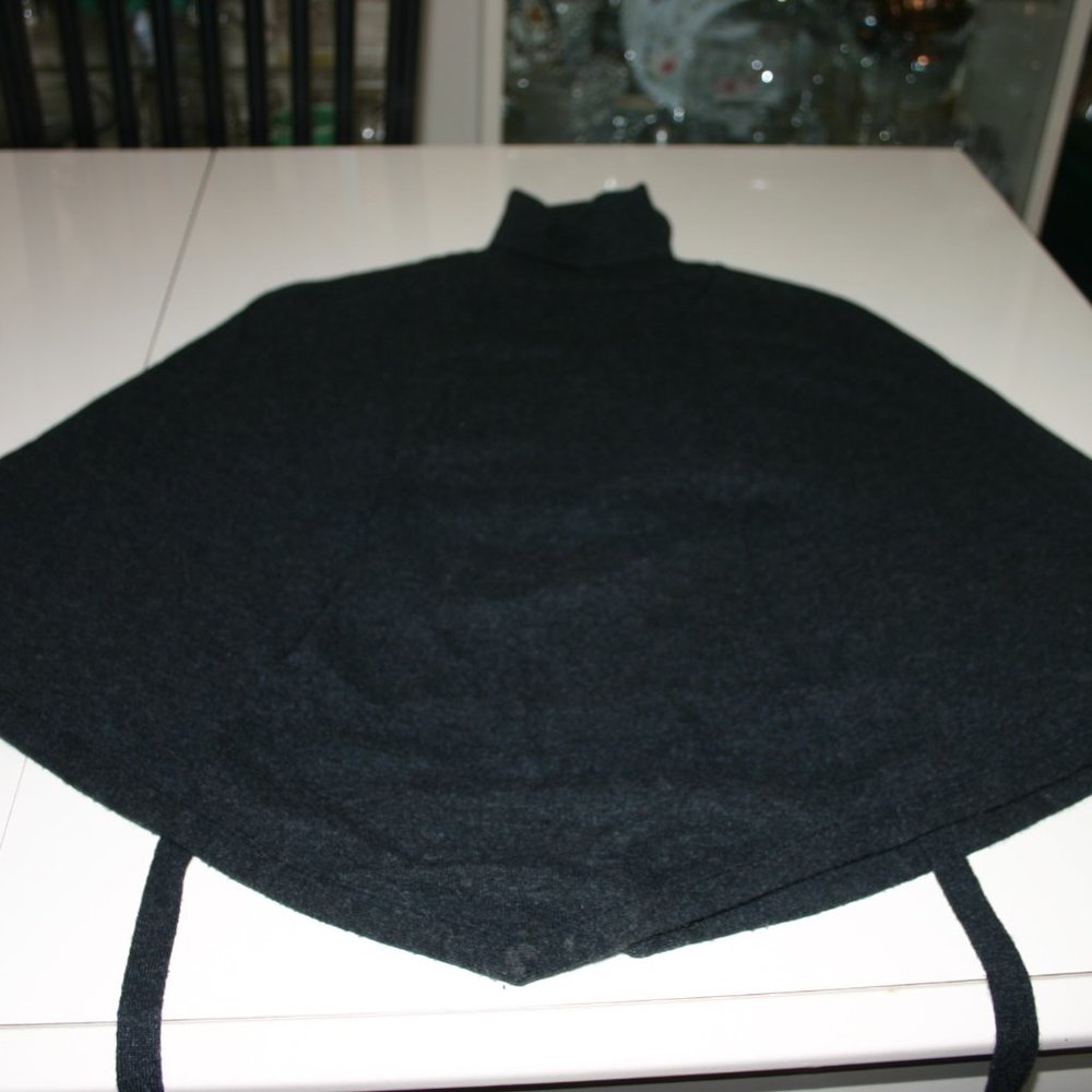 Sweater Capelet/Charcoal Grey by Etcetera